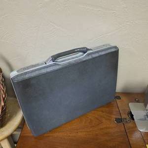 lot 352 image: Vintage Samsonite Hard-Sided Brief Case with Handle and keys