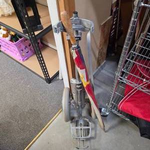 lot 762 image: Golf Bag Caddy and umbrella