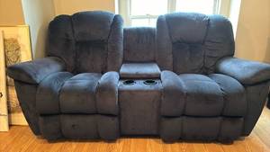 lot 1007 image: Double Reclining Sofa with Cup Holders and Center Console - Matches lot 1011