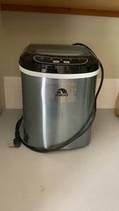 lot 1120 image: Igloo Portable Ice Maker