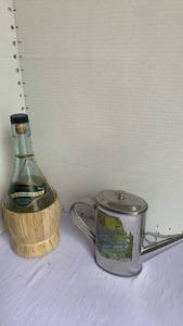lot 1128 image: Olio & Oliva Extra Virgin Olive Oil Bottle 750ml with Woven Basket and Metal Dispenser Can