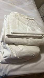 lot 1206 image: Full set of king size sheets some stains