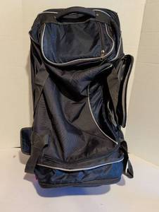 lot 2001 image: Swiss tech rolling duffel