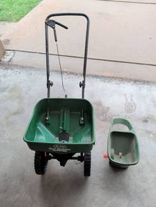 lot 2011 image: Scotts Turf Builder EdgeGuard Broadcast Spreader with Hopper