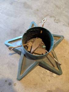 lot 2012 image: Heavy duty cast iron Christmas Tree Stand Metal Star Base
