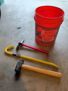 lot 2015 image: Homers All-Purpose Bucket 5 Gallon with Hand Tools Lot