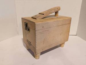 lot 2138 image: Esquire Shoe Valet De Luxe Wooden Box with Brushes and Polish