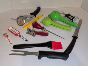 lot 2223 image: Kitchen Tool Set 13 Spatula Tongs Thermometer Cutter and more