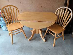 lot 2244 image: 5-Piece Dining Set Round Drop Leaf Table 4 Windsor Chairs (4 chairs total)