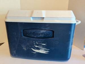 lot 2248 image: Rubbermaid Cooler blue White Lid Insulated 20x16 wide by 14 deep