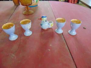 lot 4512 image: Toothpick Holder and 4 Egg Cups
