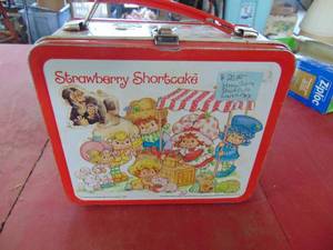 lot 4553 image: Strawberry Shortcake Lunchbox