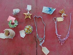 lot 4572 image: Costume Jewelry Selection