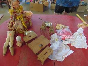 lot 4578 image: Dolls and Doll Furniture
