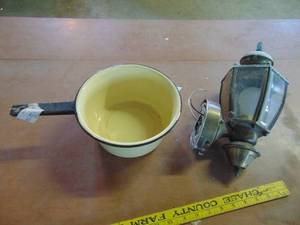 lot 4617 image: Light and Enamelware Pan