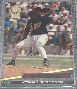 lot 200 image: 1992 Fleer Ultra Baseball Card #398 - Pat Mahomes Rookie Minnesota Twins