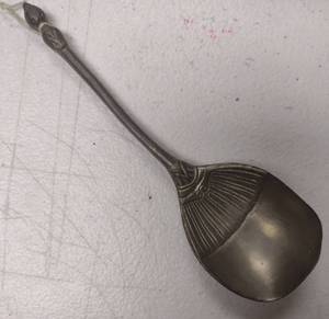 lot 271 image: Decorative Serving Spoon with Shell Design DP60
