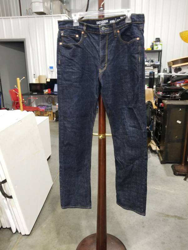 lot 3869 image: Denizen from Levis 232 Slim Fit Dark Wash Jeans 36 x 34