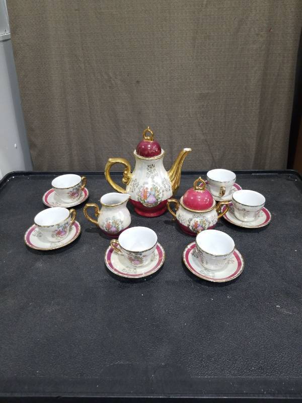 lot 4976 image: VINTAGE TEA SET