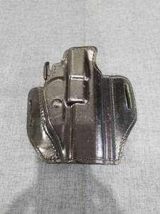 lot 710 image: Bianchi Model 126G Size 450 Leather Holster