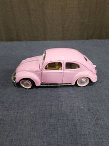 lot 1770 image: Maisto Volkswagen Beetle Die-Cast Model Car Pink B 386-357