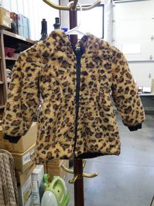 lot 1794 image: SHEIN Leopard Print Puffer Jacket Size 5Y
