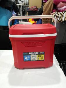 lot 1845 image: Igloo Profile II 30 Cooler 30 Quart Red White