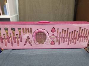 lot 1852 image: Glitz & Glam 31 Piece Essentials Collection Makeup Brush Set