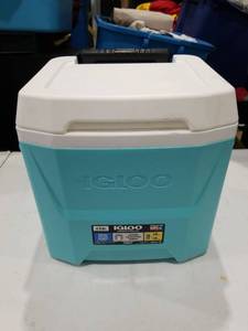 lot 1858 image: Igloo 16 QT Laguna Hard Sided Ice Chest Cooler with Wheels  Aqua Blue