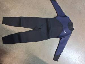lot 4397 image: Casulo Kids Wetsuit Size 8