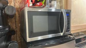 lot 3710 image: Sharp Carousel Microwave Oven&nbsp