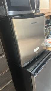 lot 3711 image: Honeywell Mini Freezer&nbsp