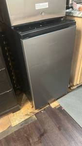 lot 3712 image: Mini  Refrigerator