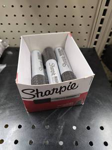 lot 8711 image: Sharpie Magnum Permanent Markers Black 7-Count