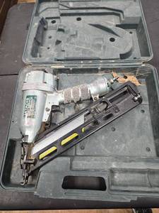 lot 8784 image: Hitachi NT65MA 2.5in Finish Nailer with Case