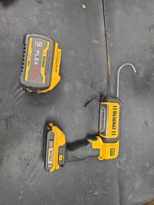 lot 8790 image: DeWalt 20V FlexVolt Work Light DCL050 with 9Ah Battery