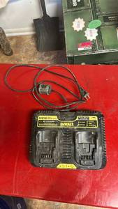 lot 8186 image: DeWalt Dual USB Ports Lithium Ion Charging Station - Model DCB102&nbsp