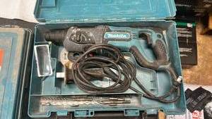 lot 8206 image: Makita Rotary Hammer Drill Kit - Model HR2402TC