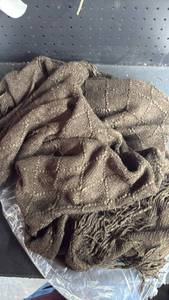 lot 18150 image: 50x60in Brown Yarn Blanket