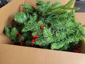 lot 19253 image: Evergreen Garland with red berries and pinecones Large