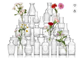 lot 3375 image: Glass Bud Vase Set