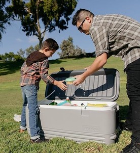 lot 1843 image: Igloo Hard Cooler  Polar & Party Bar Series  Insulated Ice Chests