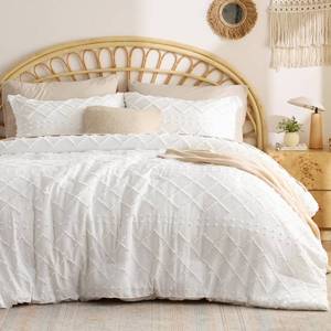 lot 3218 image: Bedsure King Comforter Set - White Comforter, Boho Tufted Distressed Vintage Bedding for Kids, 3 Pieces Farmhouse-Style Bed Set for All Seasons, Fluffy Soft Bedding with 2 Pillow Shams