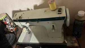 lot 40457 image: Singer Fashion Mate 257 Sewing Machine with Foot Pedal