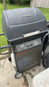 lot 40477 image: Char-Broil Quickset Traditional 2-Burner Propane Gas Grill