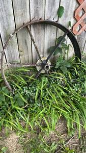 lot 40479 image: Cast Iron Farm Wheel Garden Decor
