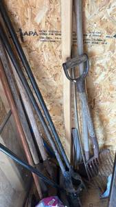 lot 40492 image: Assorted Long-Handle Garden Tools Lot