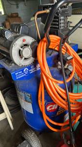 lot 40509 image: Campbell Hausfeld 5HP 30 Gallon Air Compressor with Hose