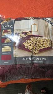 lot 60524 image: Fairfield Square Collection Amalanta 8-Piece Queen Bed Ensemble