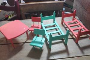 lot 1533 image: Vintage Doll Furniture